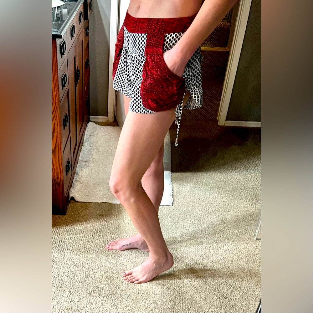 Free People boho pull on shorts. XS. Black and white with red pockets